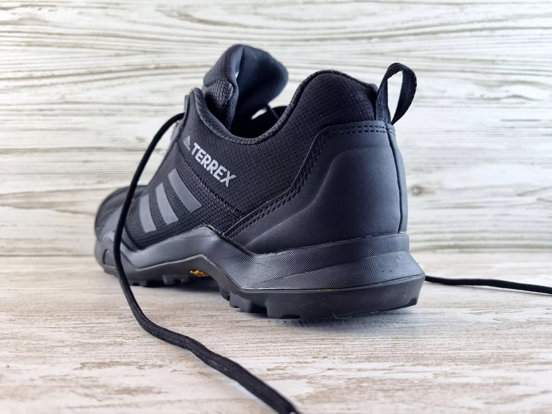 Обзор кроссовок Adidas TERREX AX3