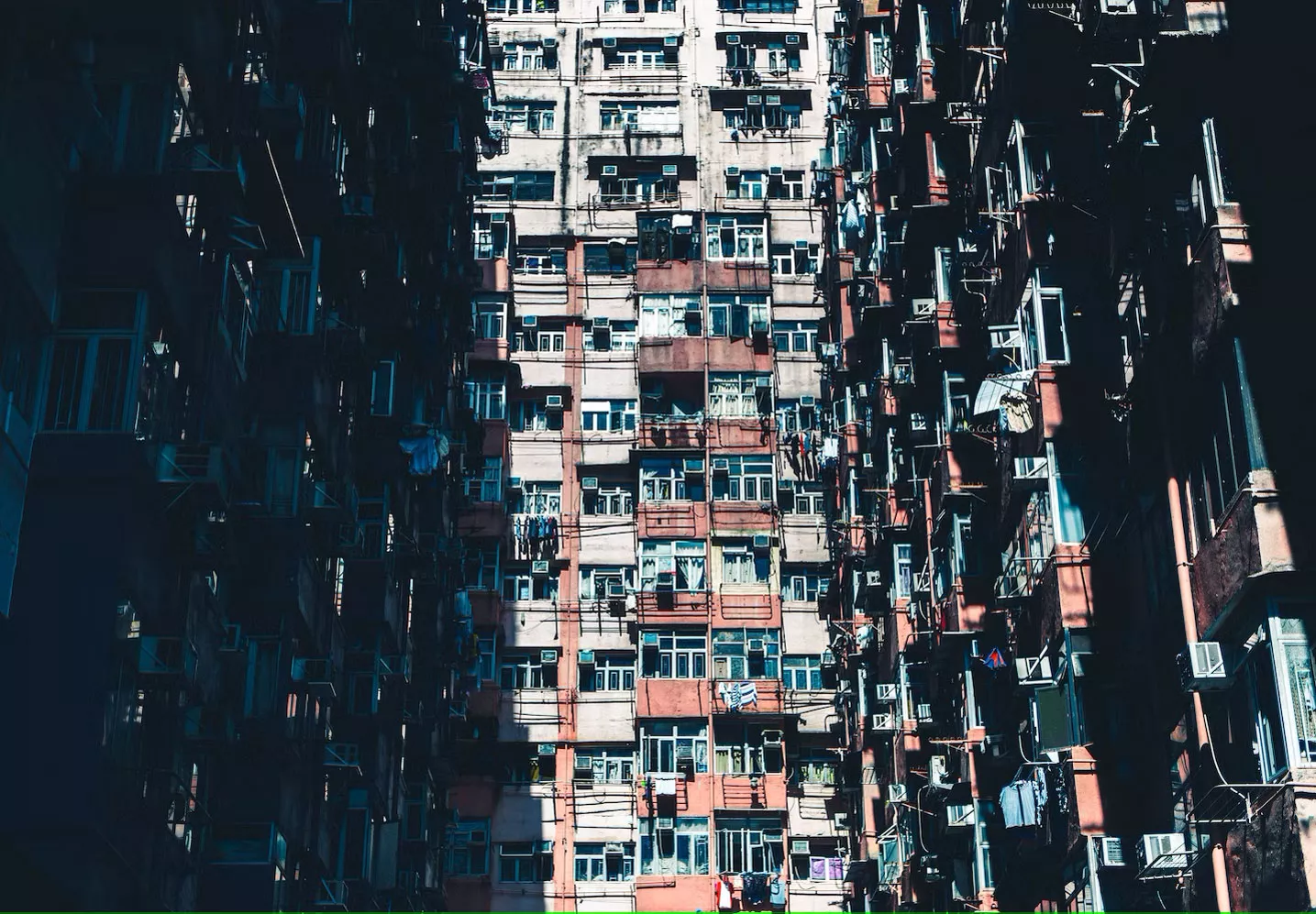 Странная архитектура: почему некоторые небоскребы в Гонконге имеют огромные дыры посередине?