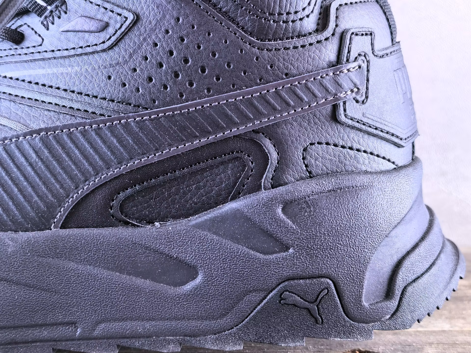 Подошва и качество швов PUMA Trinity Mid Hybrid L вблизи